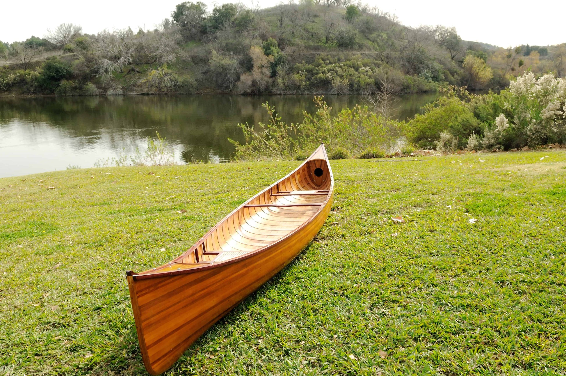 ALDO Kayaking, Canoeing & Rafting>Canoes L: 216 W: 35.5 H: 27 Inches / NEW / wood Real High Quality Canadian Cedar Canoe  With Ribs18 feet